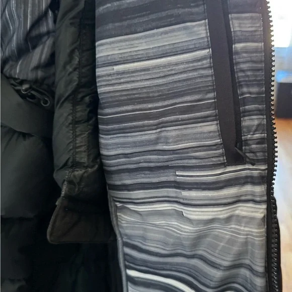 ❄️The North Face Women's Metropolis II Parka - Black with Rare Striped Lining ❄️ - Picture 5 of 9